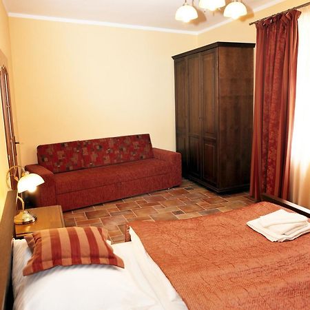 Hotel Pelikan Тршебонь Екстер'єр фото
